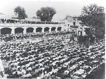 عکس/ نماز جماعت مسجد جامع تهران ۱۳۵ سال پیش در دوران قاجار