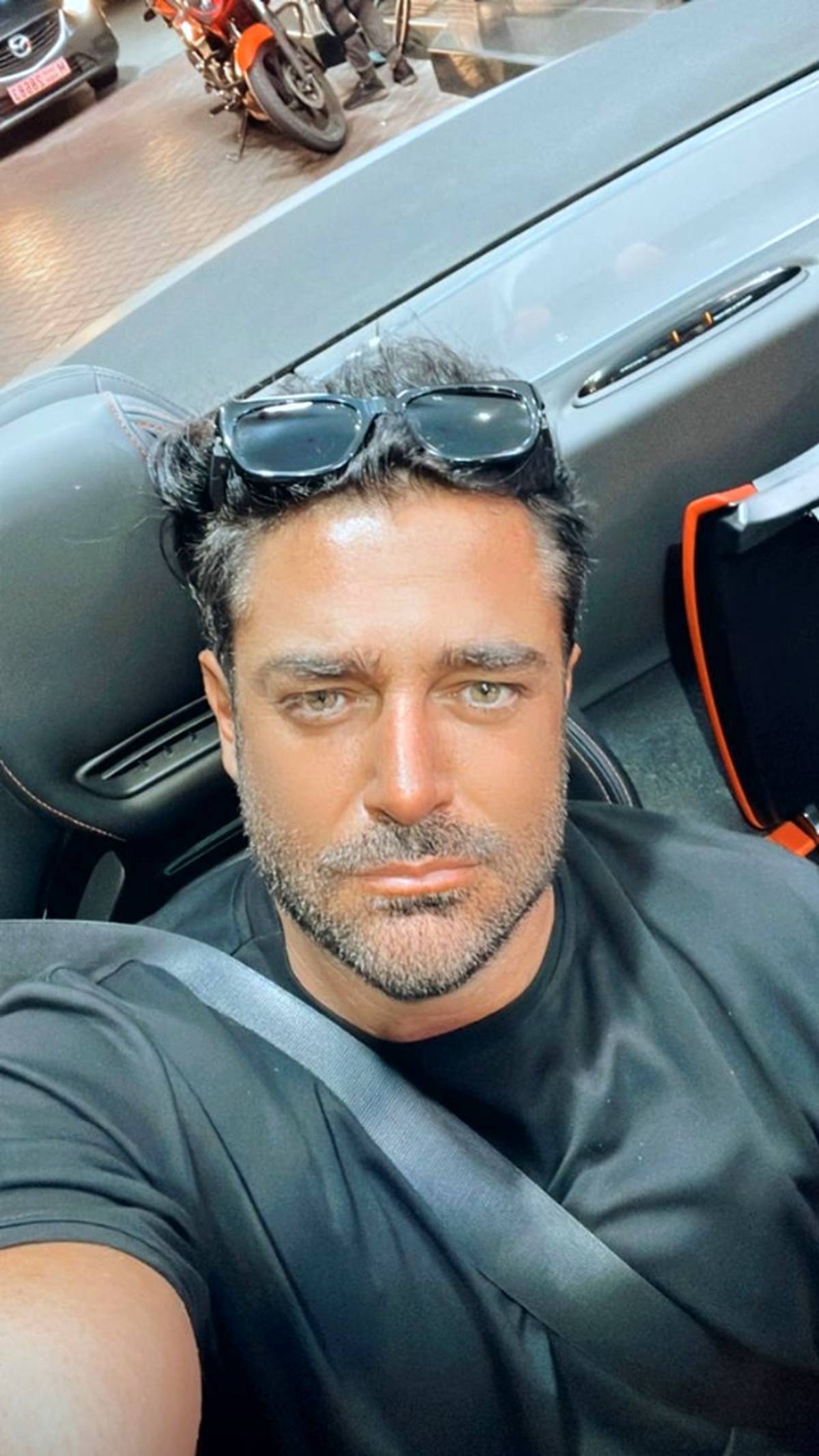 گشت و گذار محمدرضا گلزار