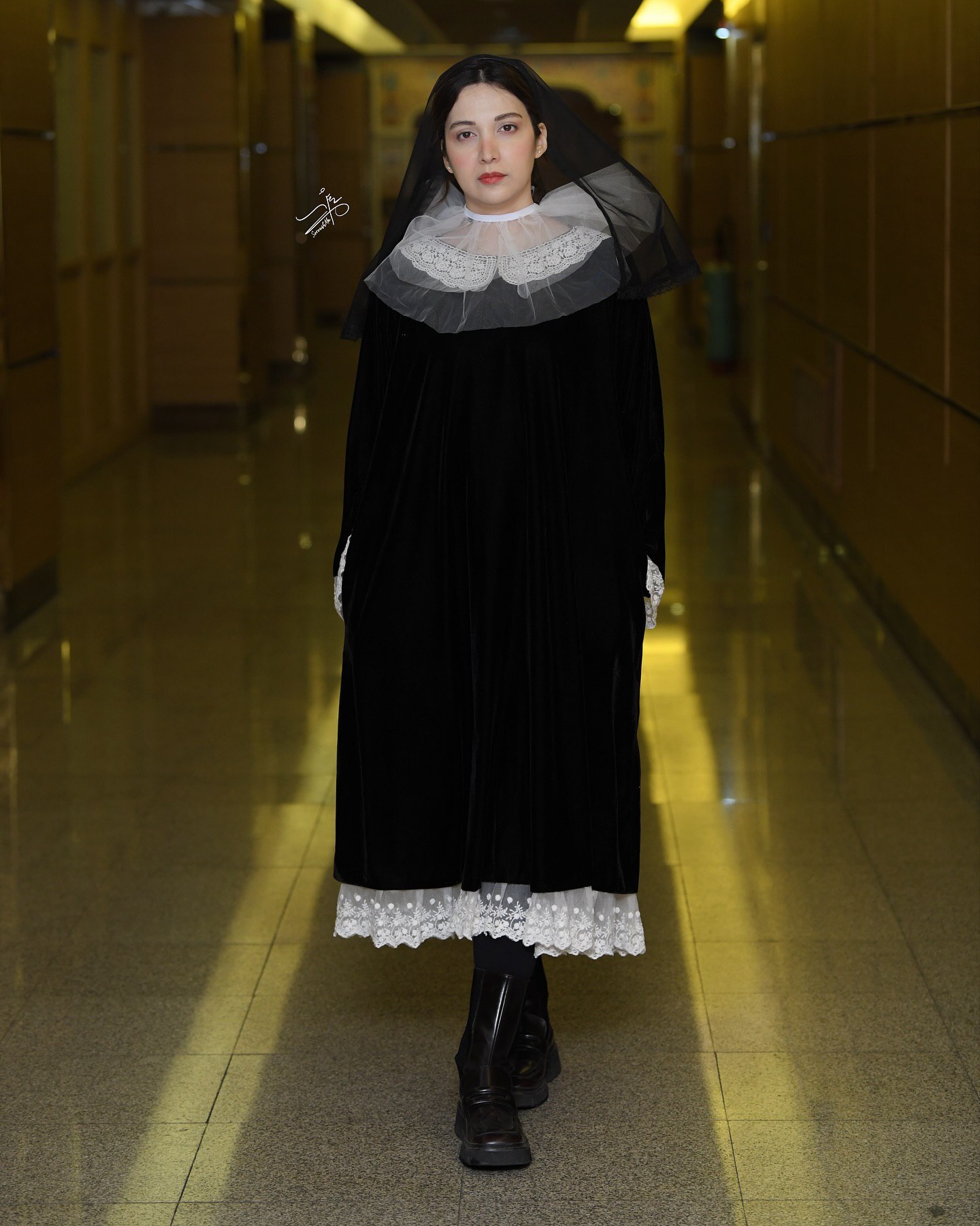 روشنک گرامی با لباس راهبه‌ها