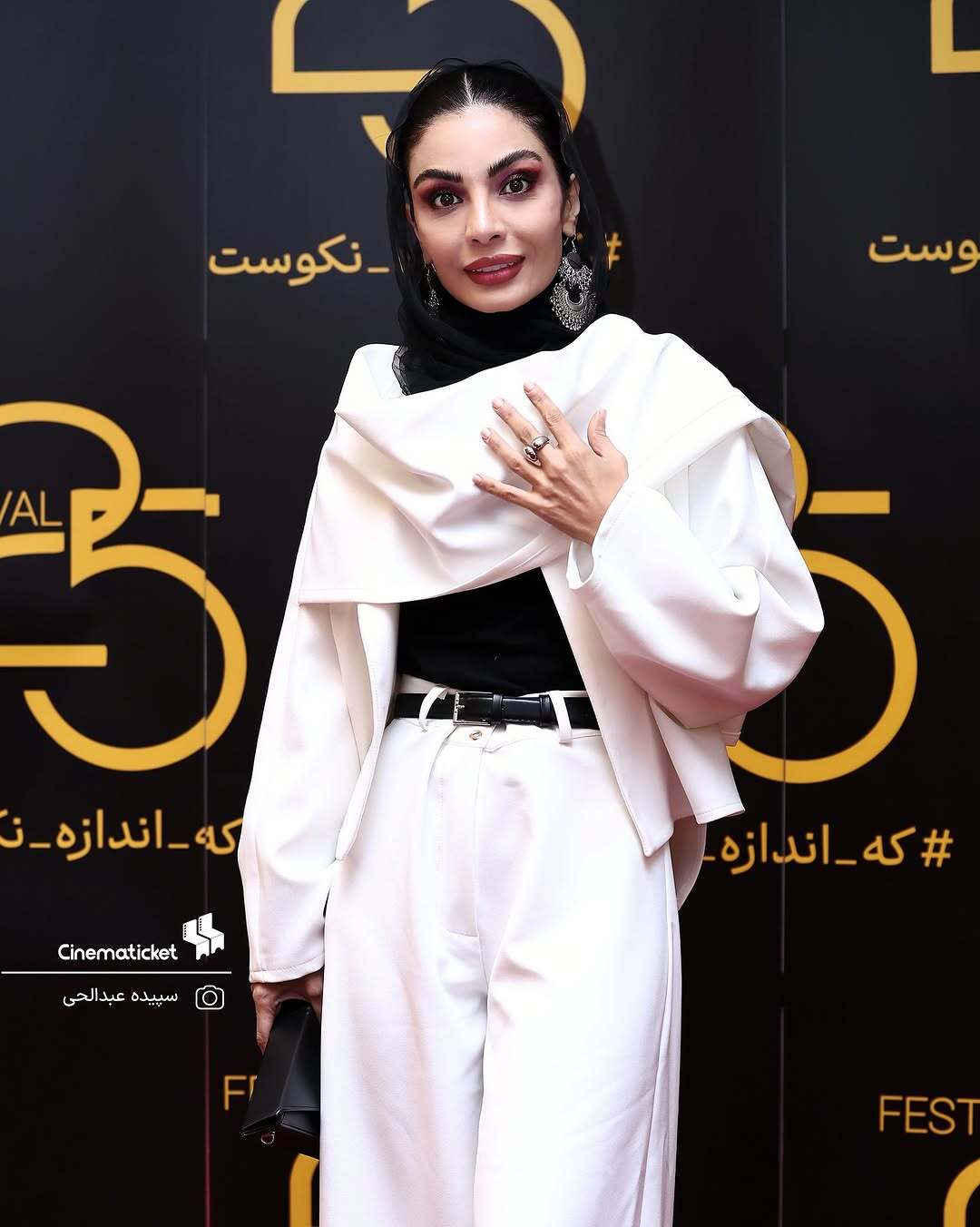 صحرا اسداللهی با تم سیاه و سفید