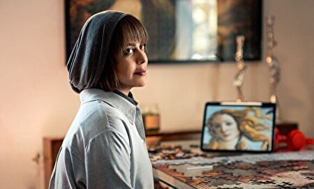 عکس/ تیپ شیک و لاکچری الهام اخوان با کیف برند گرانقیمت و رنگ سال