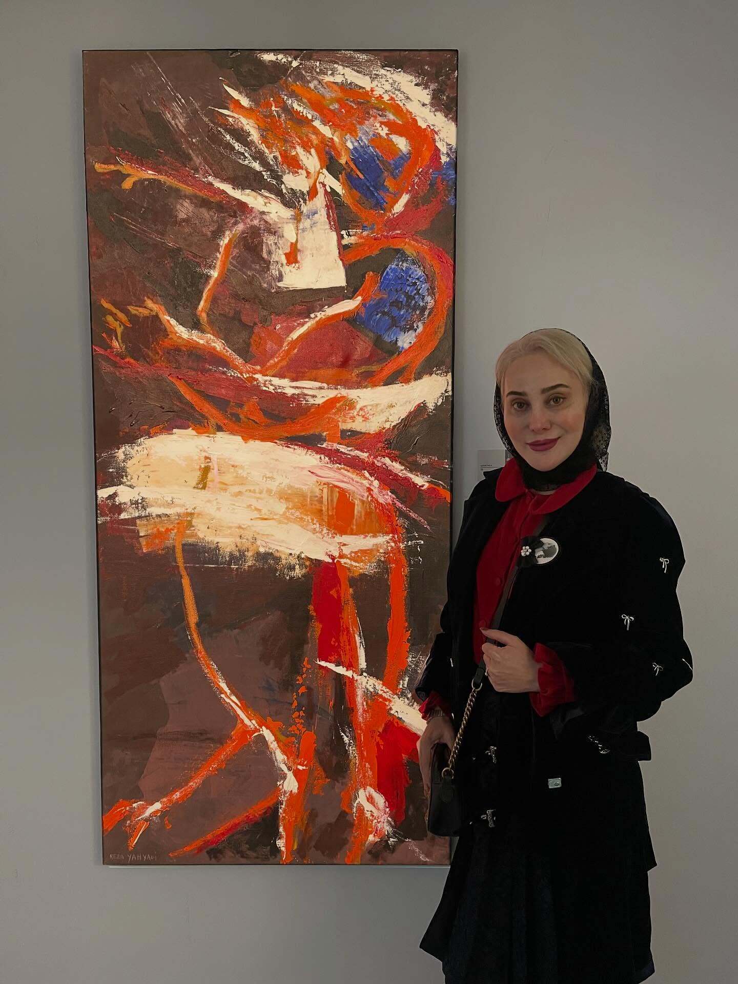 آرام جعفری در یک گالری نقاشی