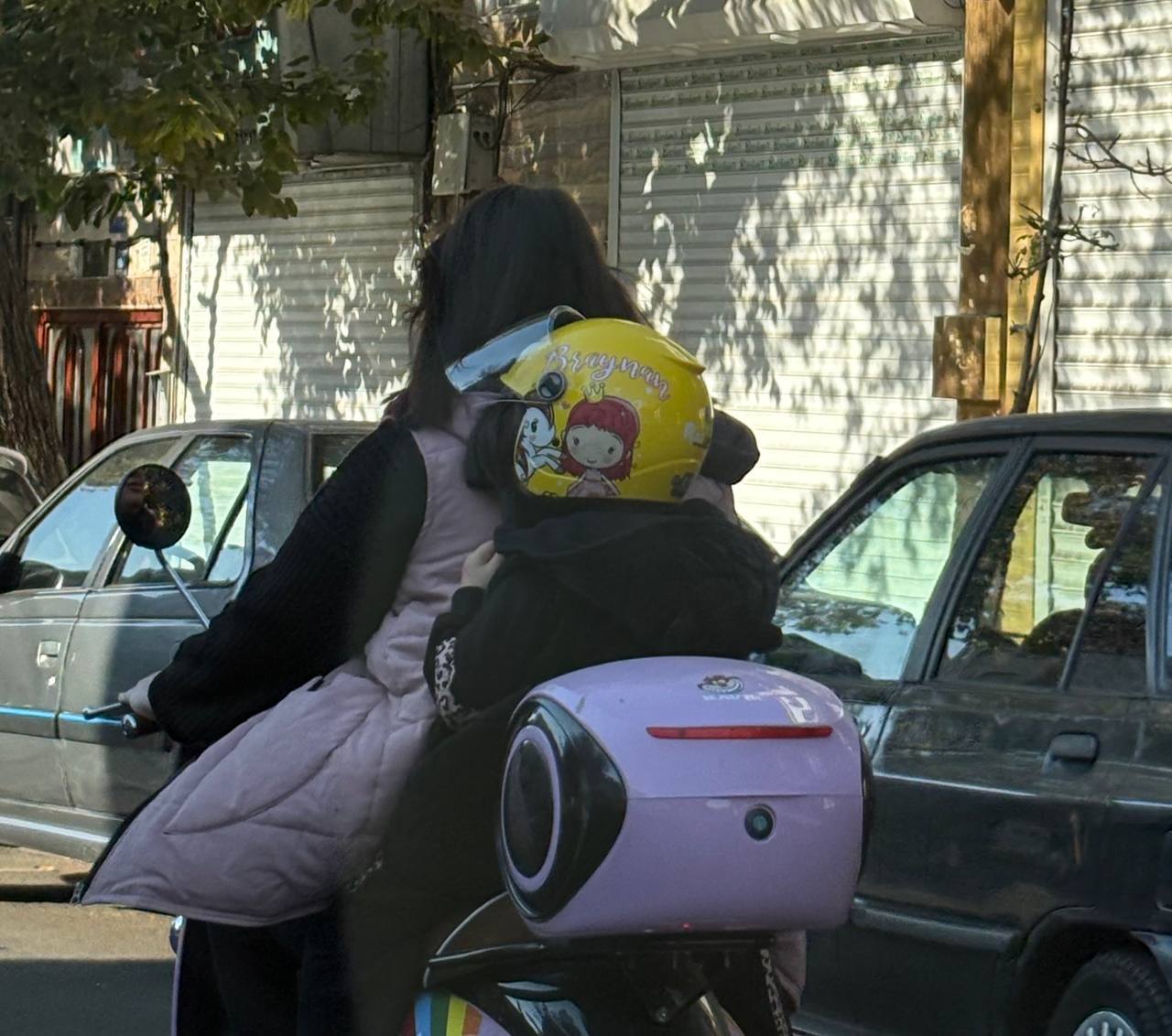 زن موتور سوار به همراه فرزندش