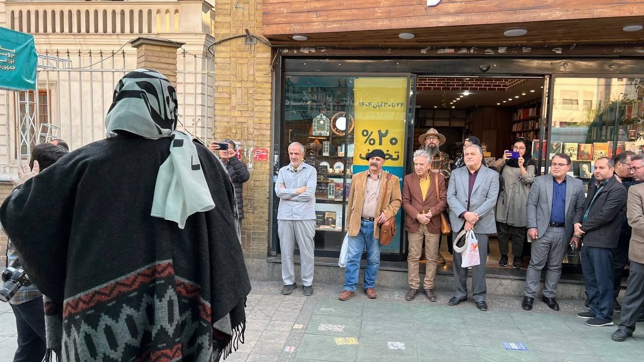 یک روز با کتاب در خیابان انقلاب تهران
