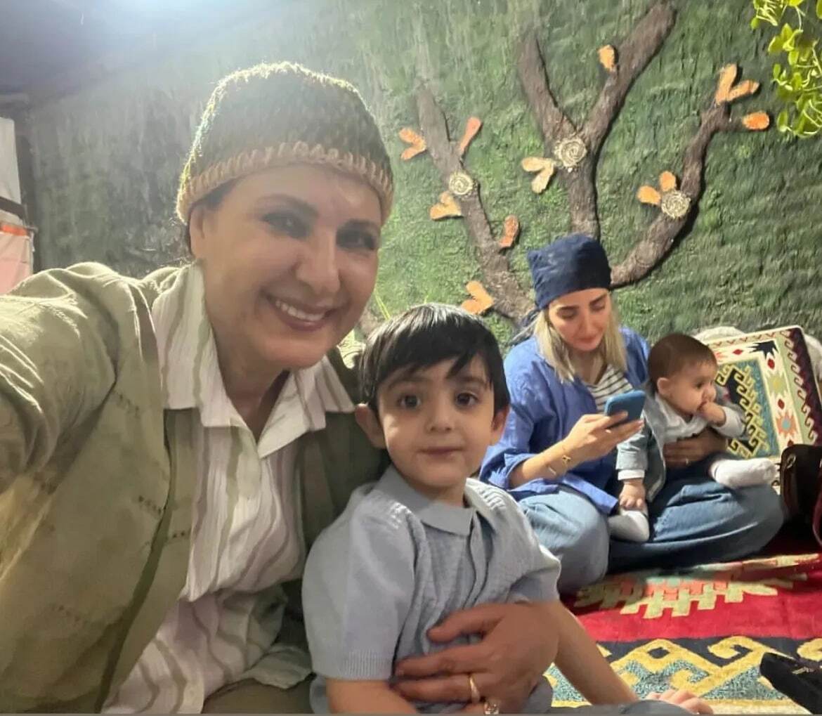 فاطمه گودرزی در کنار نوه‌هایش