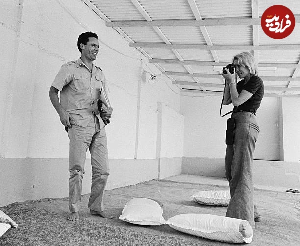 لحظه‌ای نادر از قذافی و عکاس فرانسوی در خانه‌اش