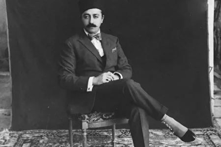 عکس/ ژست خاص محمد حسن میرزا آخرین ولیعهد قاجار ۱۱۰ سال پیش با سیگار