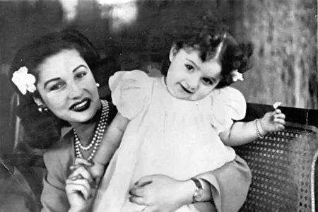 عکس/ چهره متفاوت فوزیه همسر اول محمدرضا پهلوی ۵۴ سال پیش در کنار نوه اش