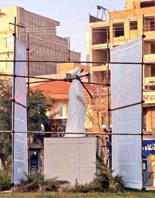 بنر روی دوش مجسمه سعدی