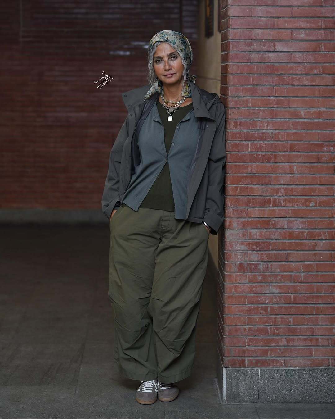 رویا جاویدنیا با گردنبند چند لایه