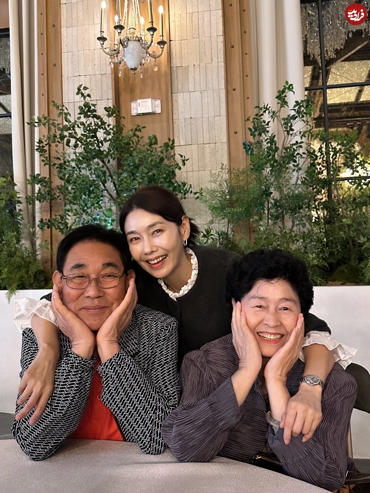 بانو سولان سریال جومونگ به همراه پدر و مادرش