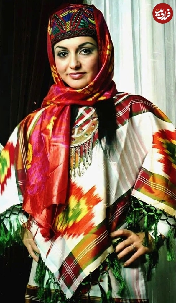 گوگوش با لباس محلی