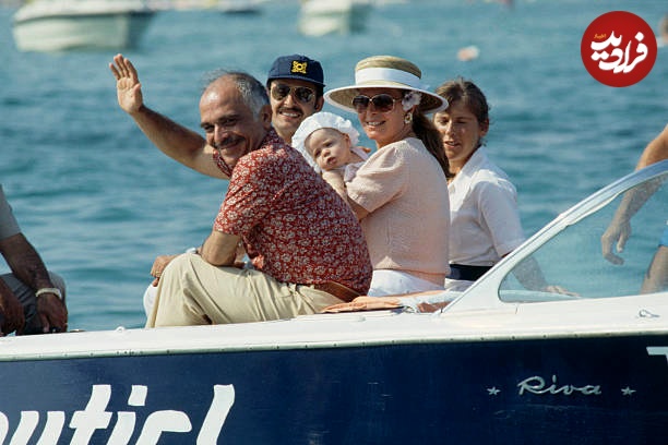 ملک حسین در کنار همسر و دخترش