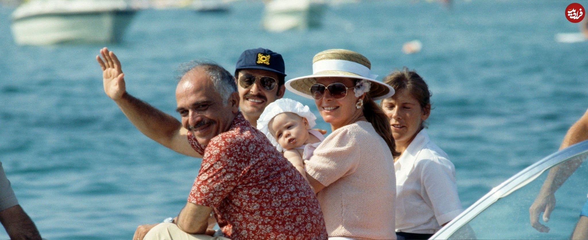 ملک حسین در حال قایق سواری