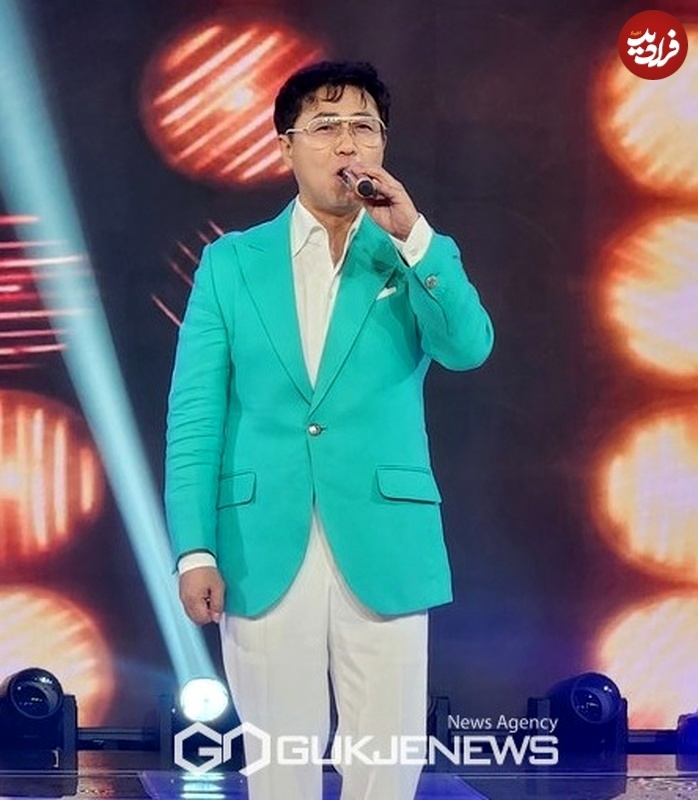 ماری دوست جومونگ با لباس رنگ جیغ