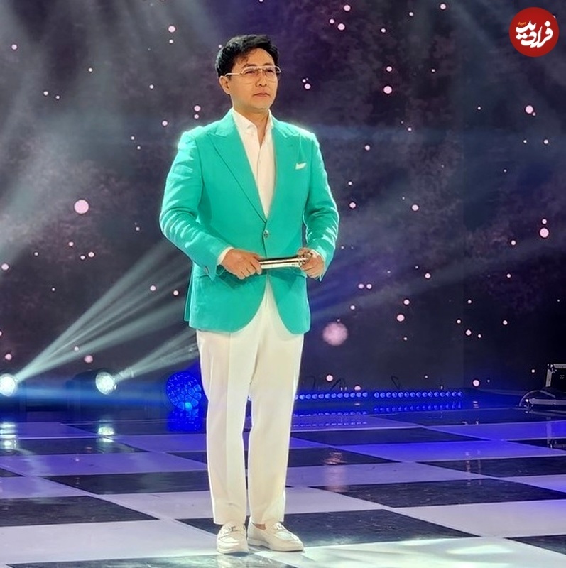 دوست جومونگ با لباس رنگ جیغ