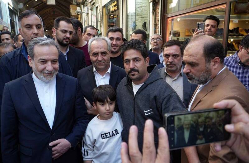 وزیر امور خارجه در بازار تبریز