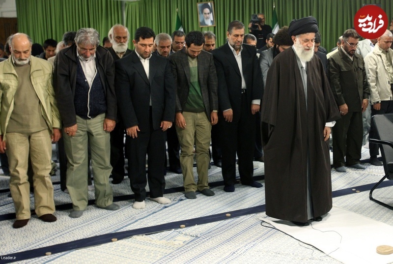 یوزارسیف و یعقوب در حال نماز خواندن پشت سر رهبری