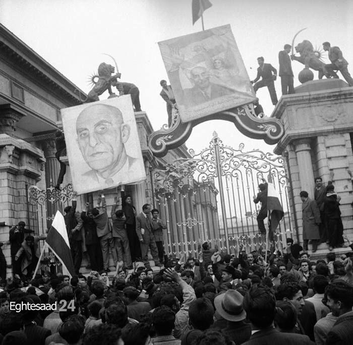بالا بردن تصویری از دکتر مصدق