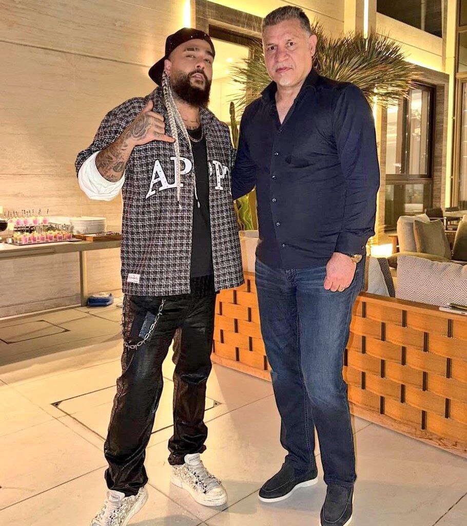 علی دایی و ساسی مانکن در یک لوکیشن خاص