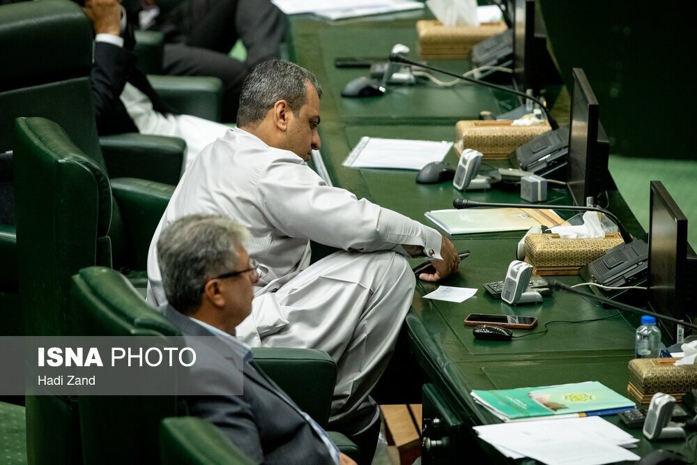 نحوه نشستن نمایندگان مجلس ایران خبرساز شد