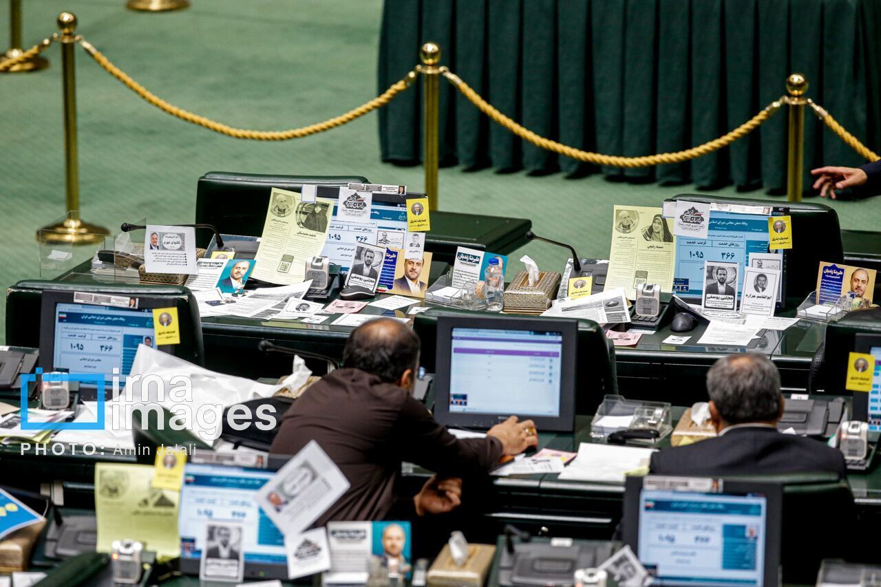 پخش تراکت در مجلس