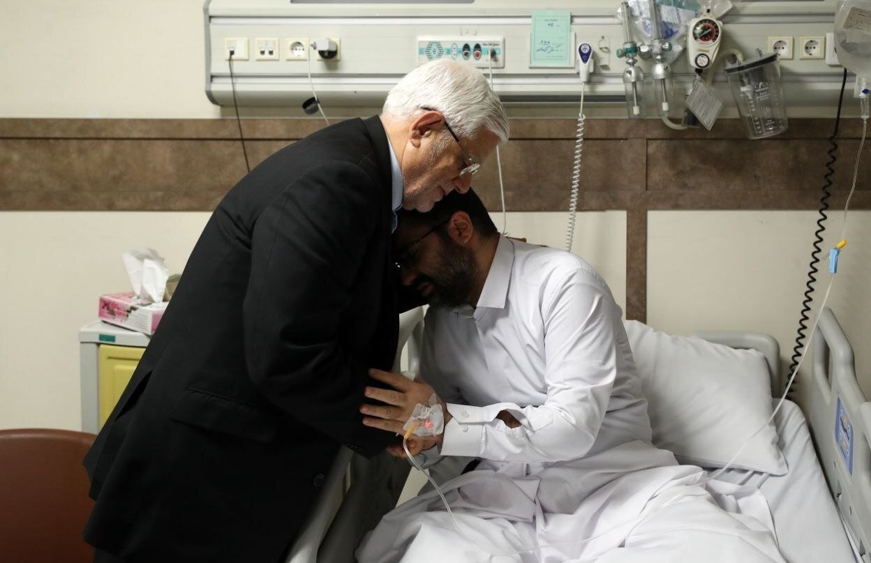 لحظه احساسی معاون پزشکیان در کنار محمدرضا عارف