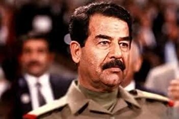 عکس قدیمی مصطفی پورمحمدی در کنار صدام حسین ۳۴ سال پیش