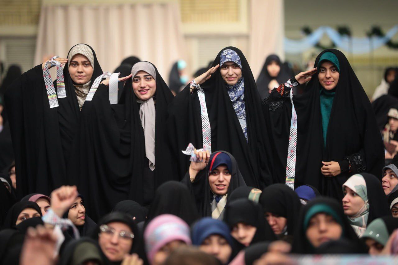 سلام نظامی دختران ایران