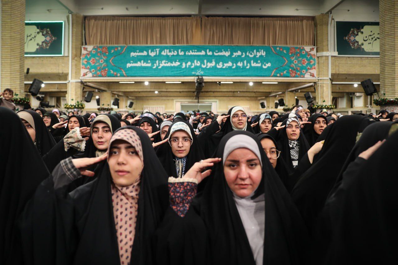 سلام نظامی دختران به رهبر انقلاب