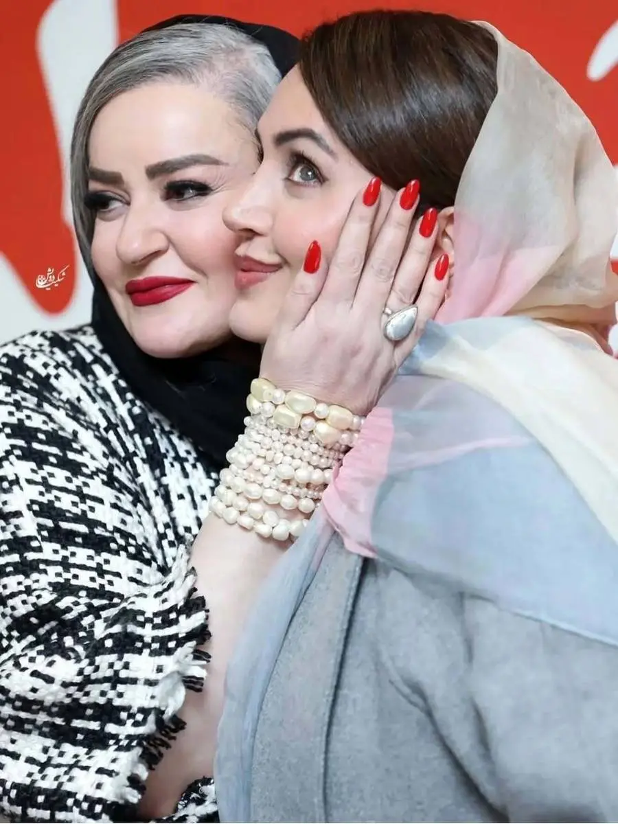 لحظات احساسی نعیمه نظام دوست با الناز شاکردوست در اکران کج پیله