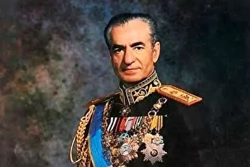 عکس/ محمدرضا پهلوی پس از جدایی از ثریا در حال تماشای آلبوم عکس ۶۷ سال پیش