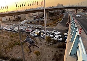 فیلم/ حرکت ورزشی خطرناک روی پل عابر اتوبان