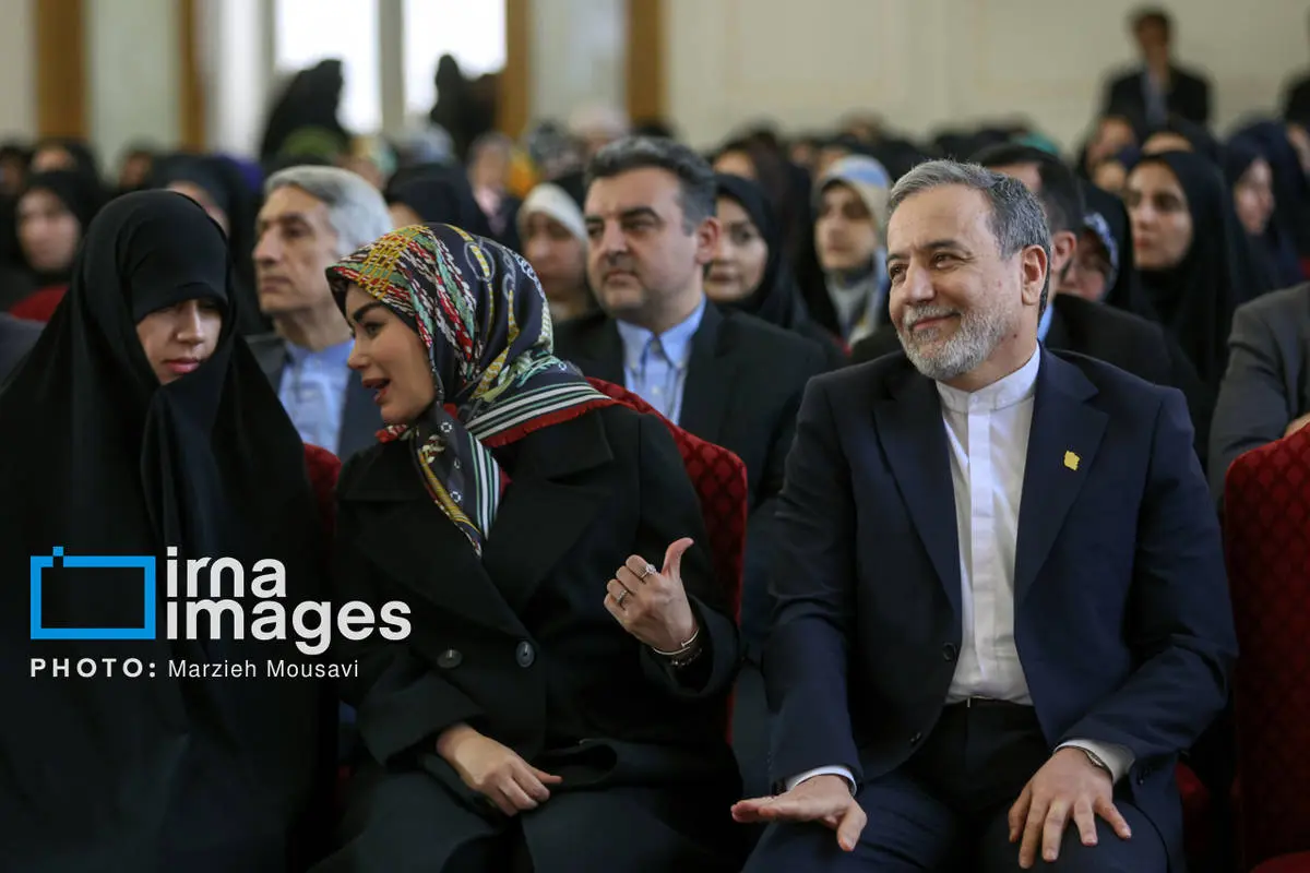 تصاویر عراقچی و همسرش در مراسم میلاد حضرت فاطمه زهرا