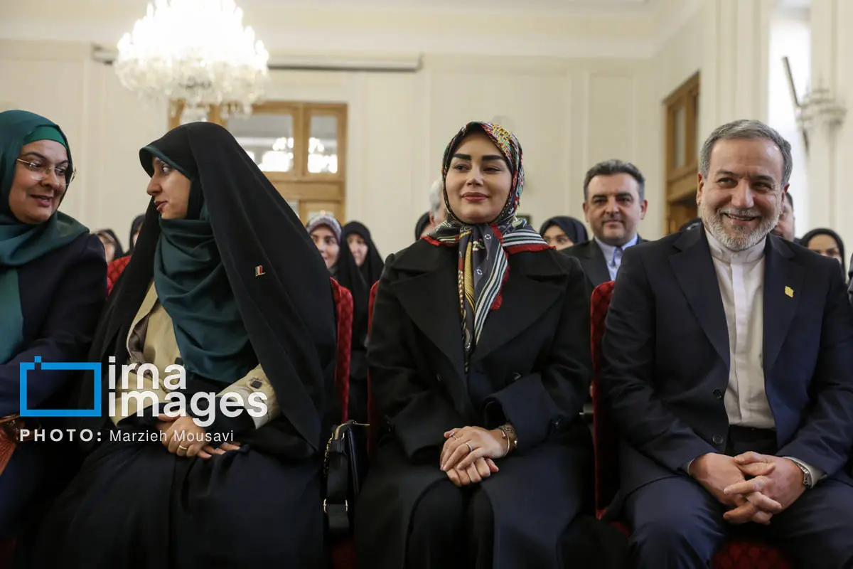 تصاویر قابل توجه عراقچی با همسرش در مراسم روز زن