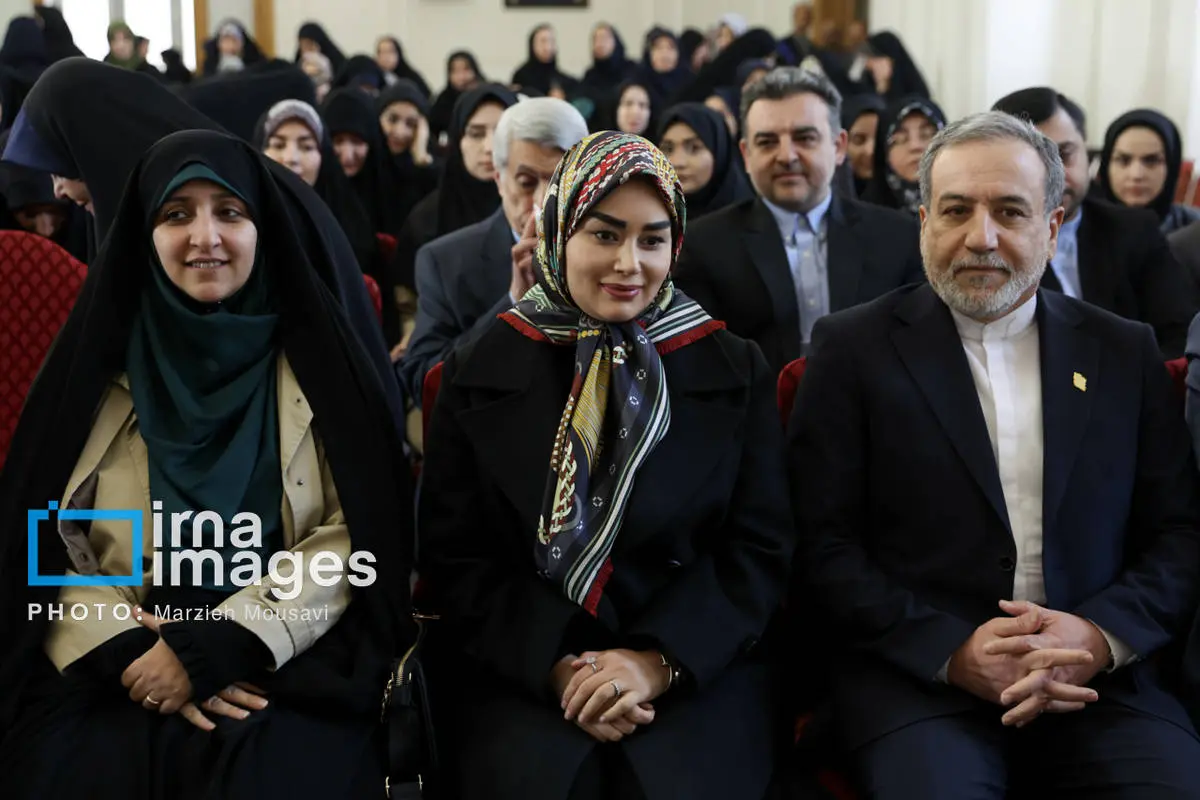 قاب‌های جدید عراقچی و همسرش در مراسم میلاد حضرت زهرا