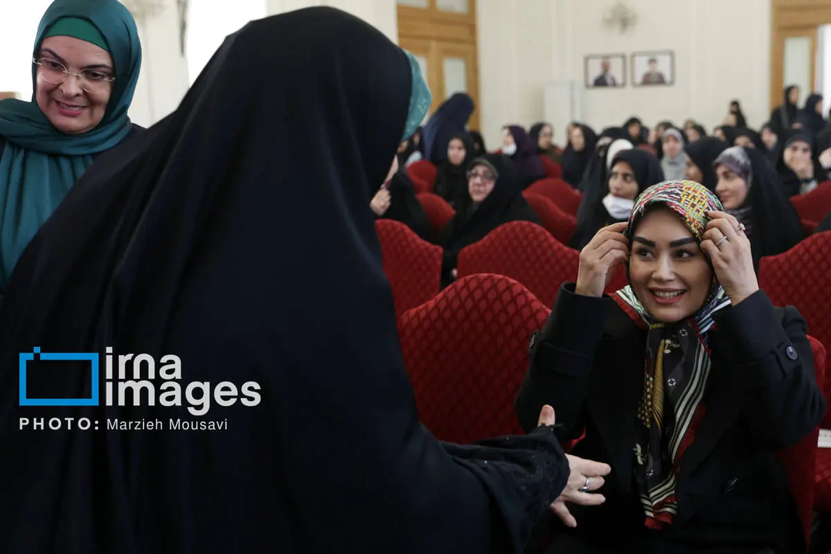 حضور وزیر امور خارجه و همسرش در مراسم میلاد حضرت زهرا