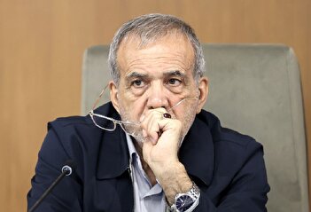 عکس/ پزشکیان در مراسم سوگواری خانواده سقاب اصفهانی