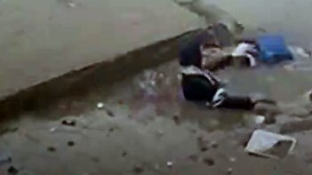 فیلم/ سقوط خطرناک یک دختر در چاله آب وسط خیابان!