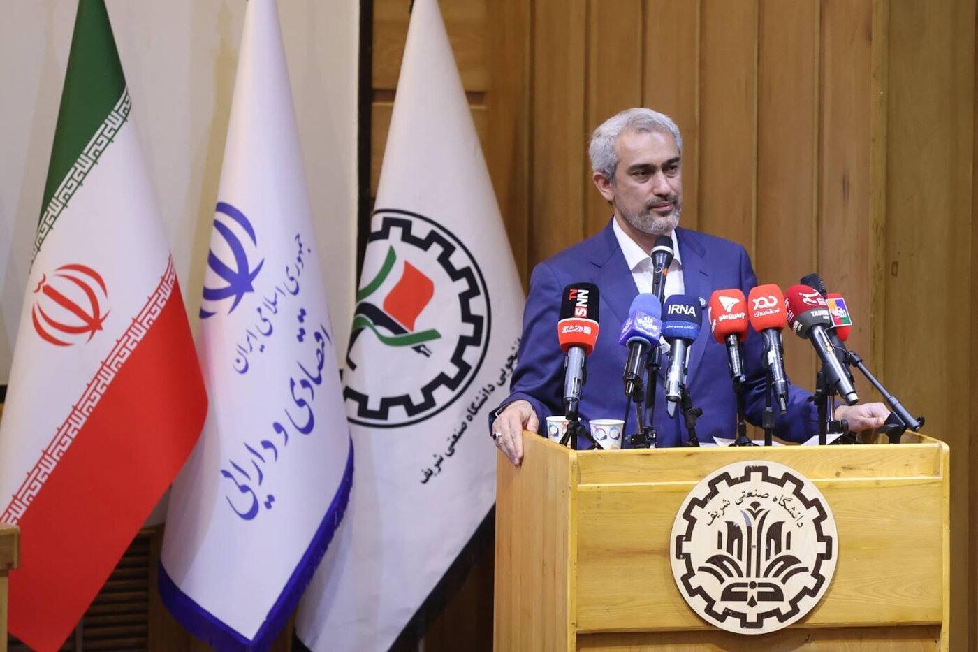 در ۱۰۰ روز اول بیش از ۱۵۰ پروژه اجرایی تعریف کردیم / اصلاحات اقتصادی یکشبه و یکساله نیست؛ ۴ تا ۸ سال زمان میبرد در ۱۰۰ روز اول بیش از ۱۵۰ پروژه اجرایی تعریف کردیم / اصلاحات اقتصادی یکشبه و یکساله نیست؛ ۴ تا ۸ سال زمان میبرد