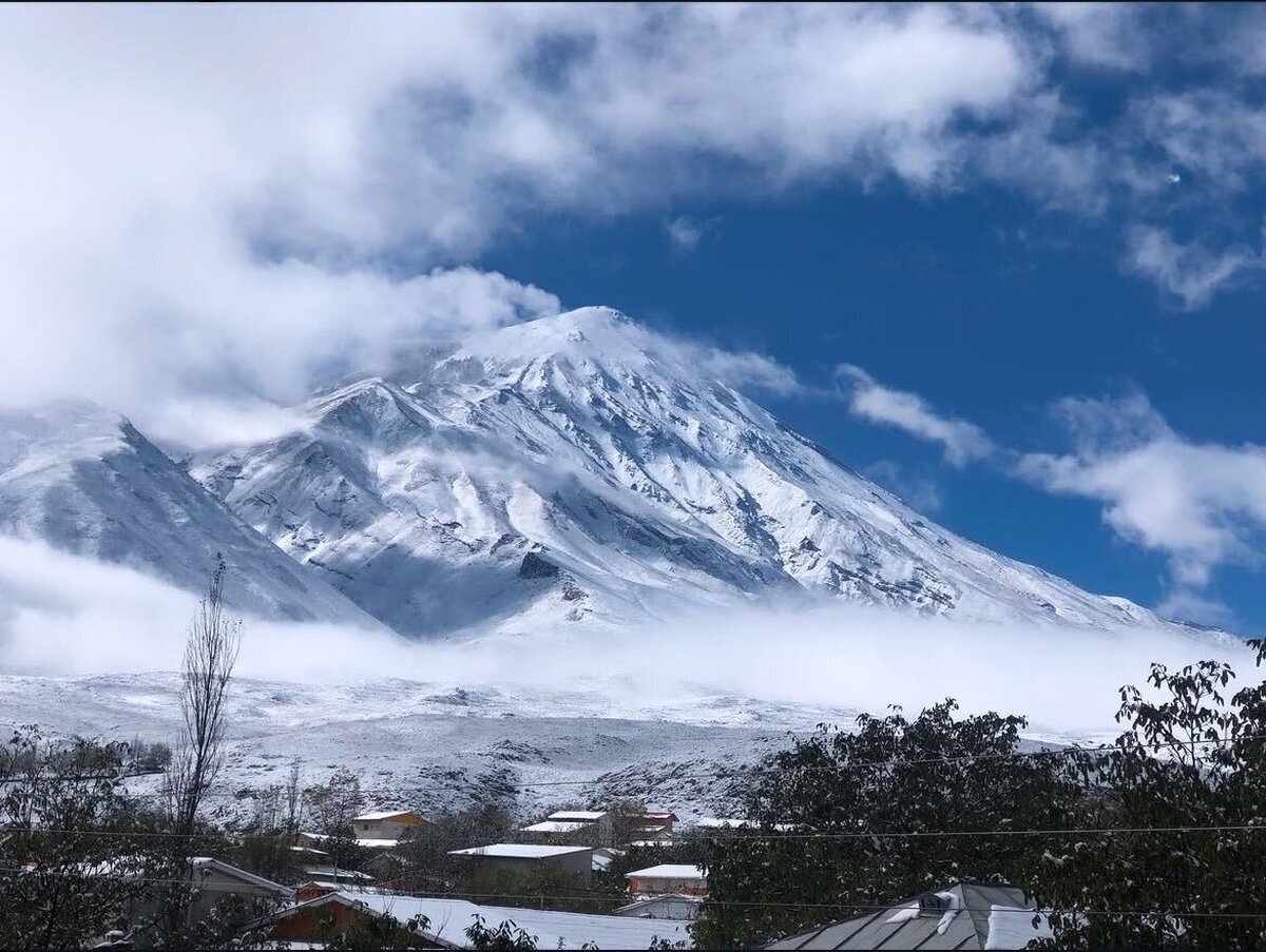 پوشش برفی قله دماوند و کوه‌های اطراف