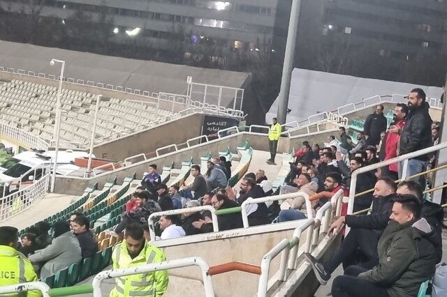 پیروانی از تماشاگران خواست تشویق را کم کنند پیروانی از تماشاگران خواست تشویق را کم کنند
