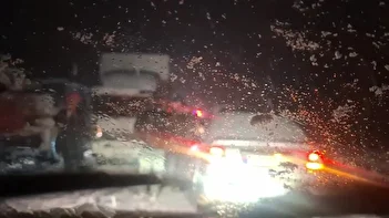 فیلم/ صحنه عجیب برف و کولاک شدید در محور سنندج ـ سقز