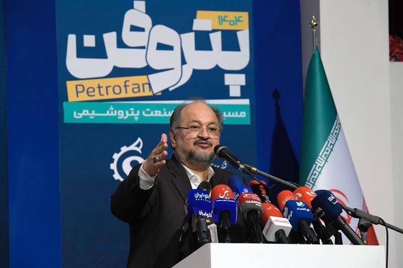 محمد شریعتمداری در اختتامیه پتروفن ۱۴۰۴: پتروفن یک رویداد ملی است/ معتقد به نظارت مشفقانه هستم نه نظارت مچ‌گیرانه/ در نهاد فنی و اقتصادی همچون پتروشیمی، ما سوگیری سیاسی نداریم / تبدیل ایده به محصول لازمه بقای صنعت است