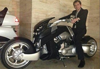 فیلم/ بابک زنجانی سوار بر میباخ و اسکورت با لندکروزر