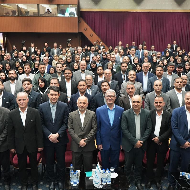 مدیرعامل بیمه دی: نقش شبکه فروش در توسعه فرهنگ بیمه بیبدیل است / ۵۳ همت فروش؛ بیمه دی در مسیر افتخار مدیرعامل بیمه دی: نقش شبکه فروش در توسعه فرهنگ بیمه بیبدیل است / ۵۳ همت فروش؛ بیمه دی در مسیر افتخار