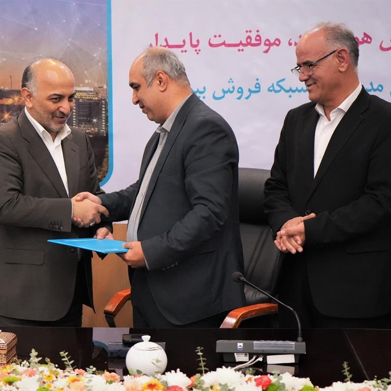 در حاشیه همایش مدیران شعب بیمه دی انجام شد؛ مراسم تکریم و تودیع بهمن برزگر از شرکت بیمه دی در حاشیه همایش مدیران شعب بیمه دی انجام شد؛ مراسم تکریم و تودیع بهمن برزگر از شرکت بیمه دی