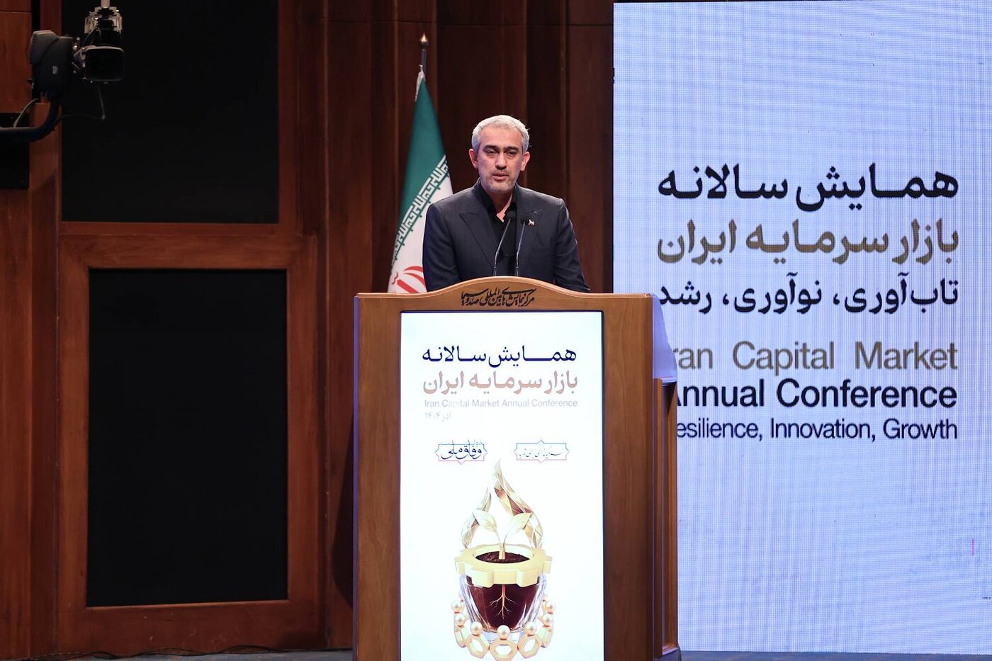 وزیر اقتصاد در همایش سالانه بازار سرمایه: اولویت اول دولت بازگشت اعتماد به مردم و چند برابر کردن نقش بورس در تأمین مالی کشور است/ به‌زودی از بسته جامع «طرح رویش» رونمایی می‌شود