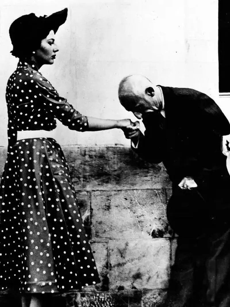 بوسه مصدق بر دستان ثریا اسفندیاری