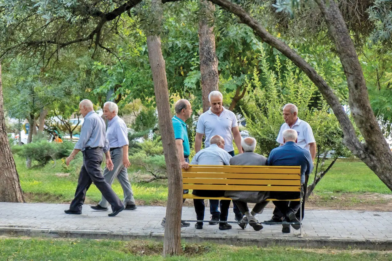 حقوق بازنشستگان درمان با بدهی، زندگی با وام؛ بازنشستگان در چرخه بیپایان فرسودگی/ بازنشستگان زیر آوار تورم و وعدهها